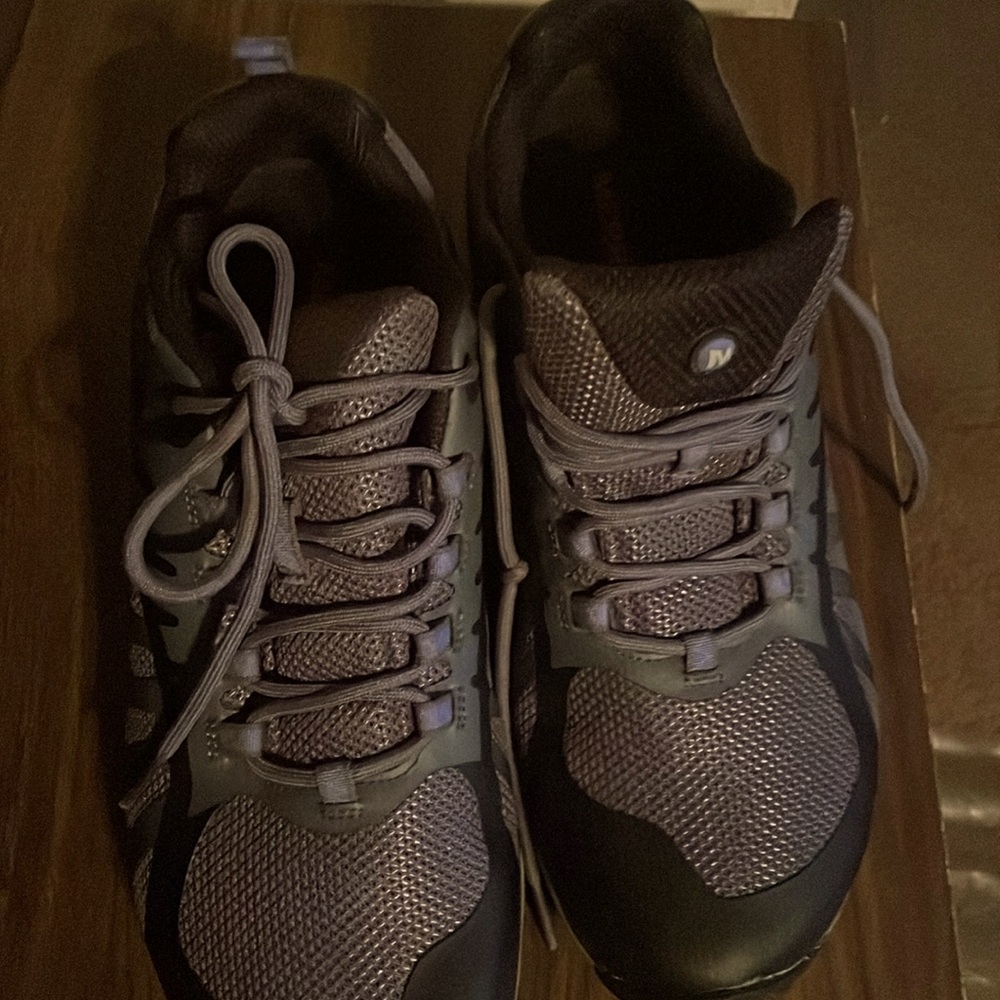 Ladies sneakers very nice and comfortable